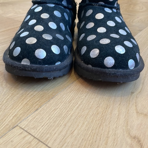 LIKE NEW! Uggs girls size 4. Worn twice black with silver polka dot Fully lined - Picture 8 of 8